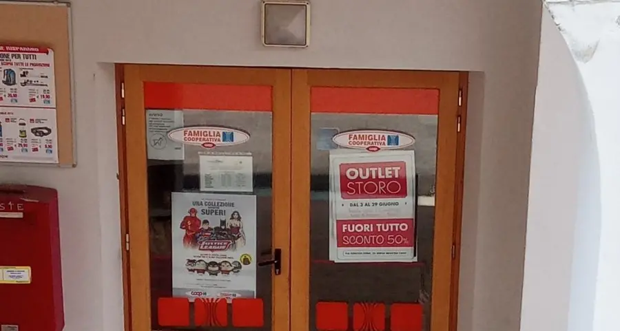 Forzano l’ingresso della cooperativa: rubati 1.500 euro