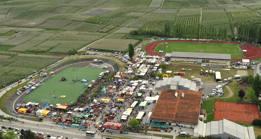 Nuovo manto di erba sintetica nel campo dentro il velodromo