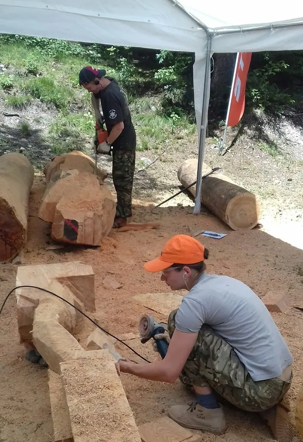 Due artisti del legno giunti dalla Russia sono al lavoro a Stenico