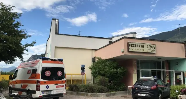 Bambina rischia di annegare al Lido di Salorno: è grave a Trento