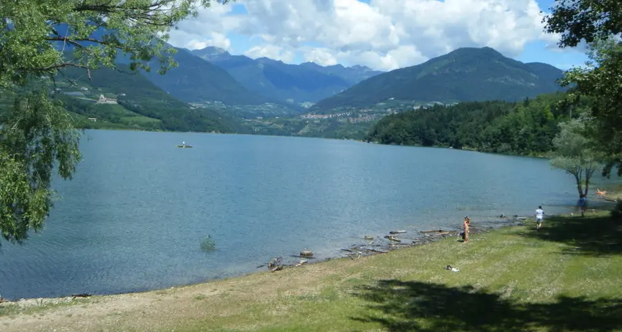 Finalmente la prima spiaggia sul lago di Santa Giustina