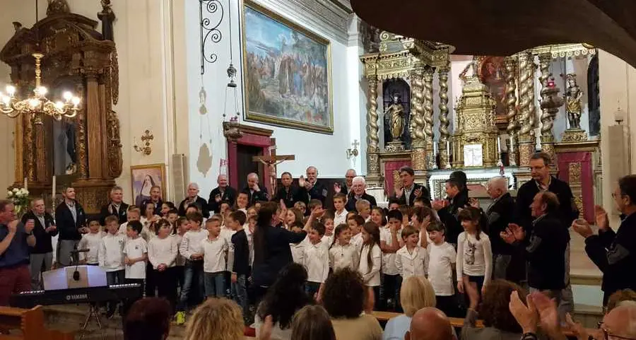 Scolari cantanti in chiesa per fine scuola