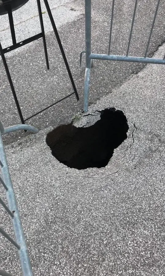 Si apre un buco nell’asfalto chiusa la piazzetta di Taio