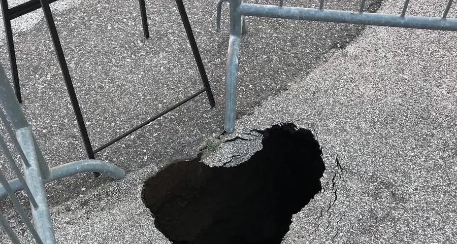 Taio, la perdita di una condotta ha scavato la voragine in piazza