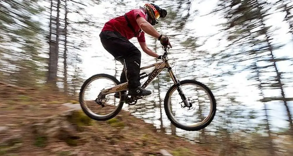 Biker di 76 anni muore sulla pista da downhill