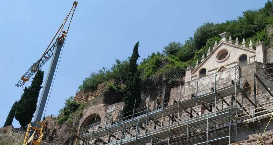 Una grande serra sta sorgendo sui terrazzamenti dei “Ciucioi”