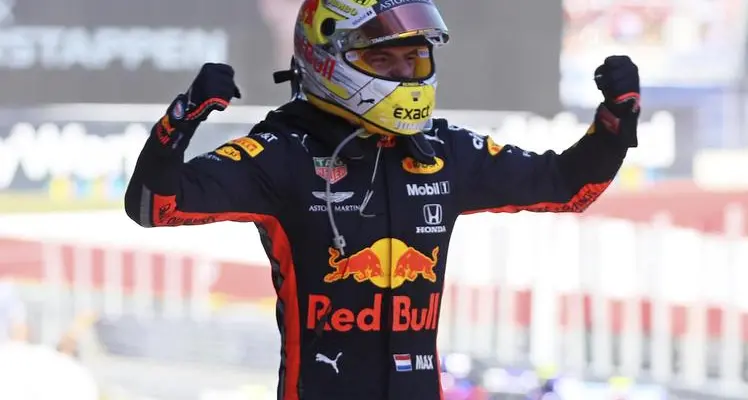 Max Verstappen beffa Leclerc e vince ma finisce sotto inchiesta