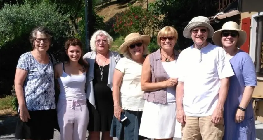 L’abbraccio tra i 5 figli di Tom e i parenti dei suoi salvatori