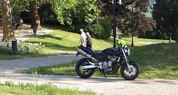 Una moto parcheggiata lungo i vialetti del Parco Asburgico