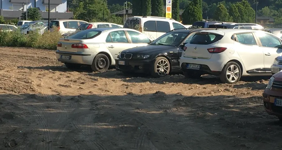 «Un terreno del Comune usato da contadini e automobilisti»