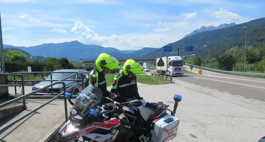 I vigili salgono in motocicletta aspettando le auto “green”