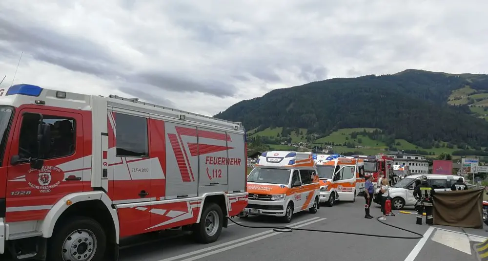 Vipiteno, moto si schianta contro un'auto, centauro grave