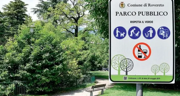 Vietato bere (alcolici) al parco, multe fino a 250 euro