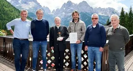 In dono il Giglio di San Giovanni al cardinale Kasper