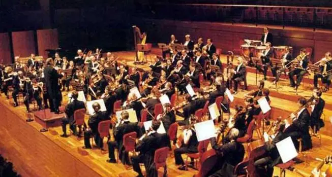 La platea è quasi deserta sinfonie classiche addio