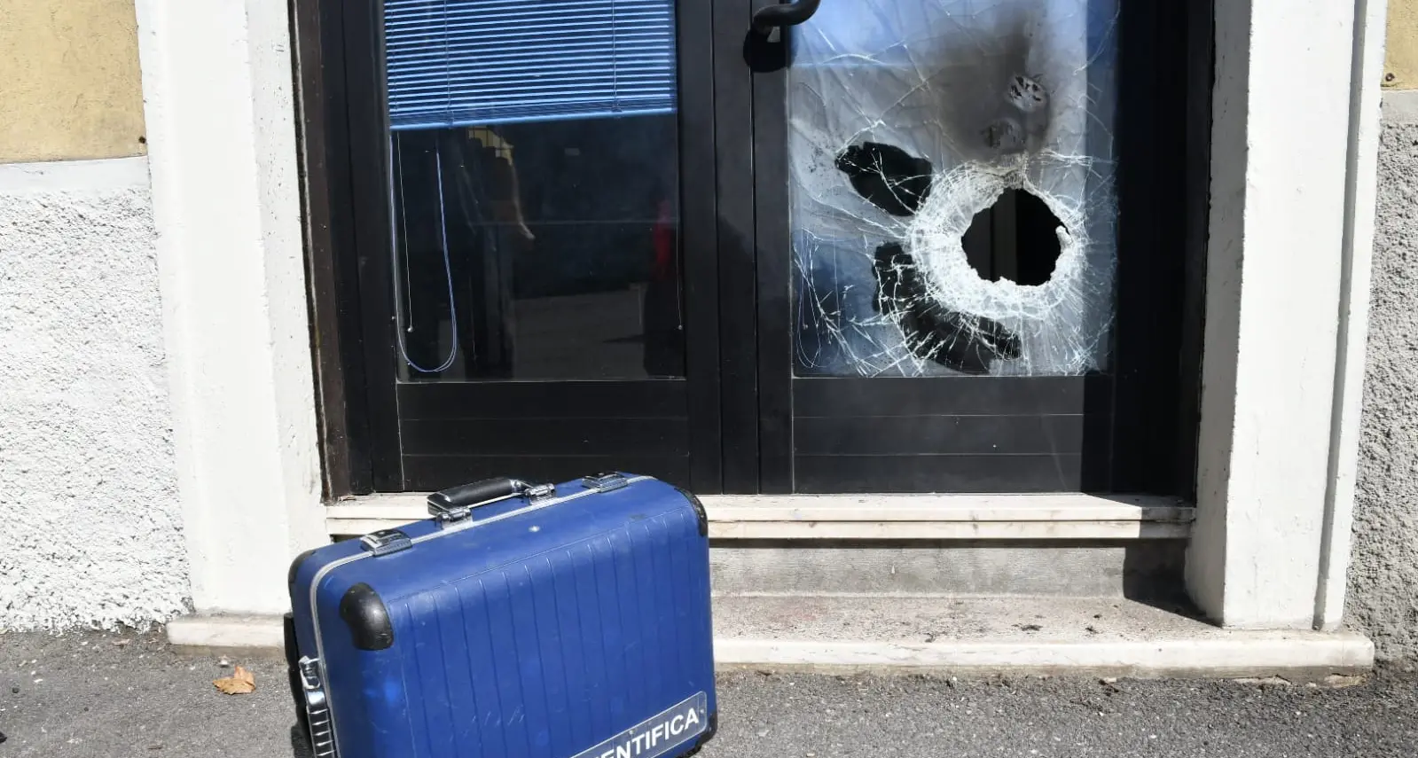 Paura nella notte, scoppia un ordigno davanti alla Randstad di Rovereto