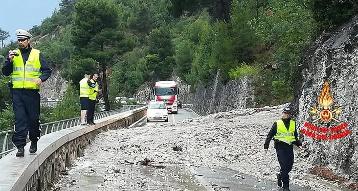 Frana sulla Gardesana al confine tra Trentino e Lombardia