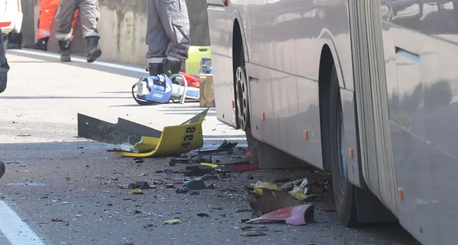 Terribile schianto tra pullman e auto a Terlano, c'è un morto