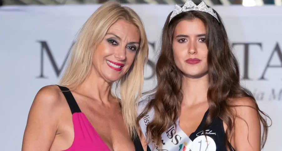 Due gemelle e una sorella in passerella per Miss Italia