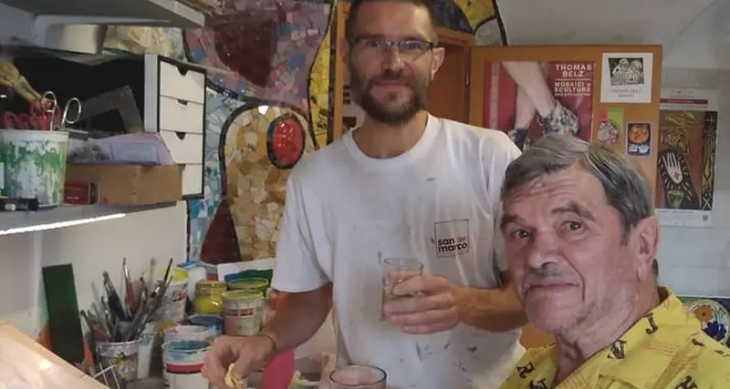 Tutta la famiglia Belz al lavoro per il mosaico di Mezzocorona