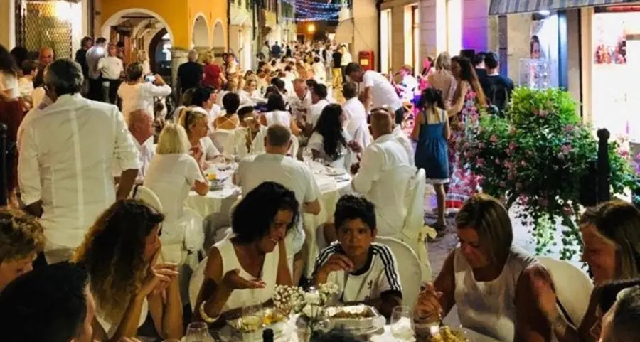 Tutta Borgo si veste di bianco per cenare in corso Ausugum