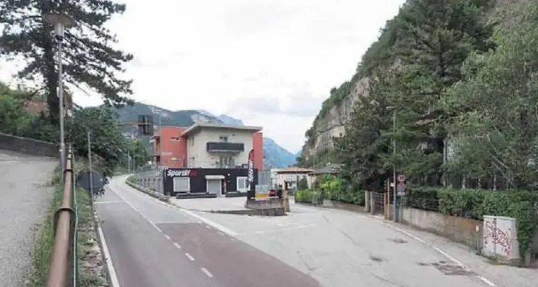 Scippata in pieno giorno a Piedicastello, caccia all'aggressore