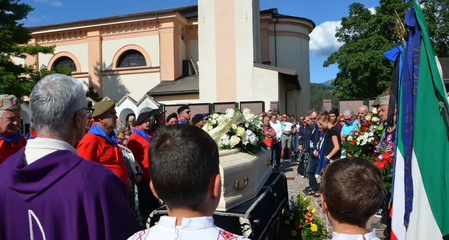 Capriana si raccoglie in chiesa per dire addio a Carlo Capovilla