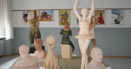 Sculture, disegni e quadri da vedere alle ex scuole