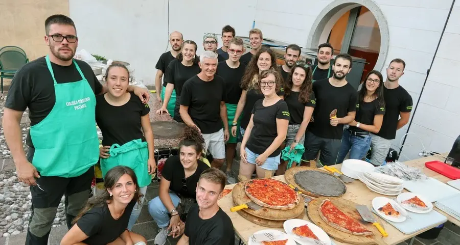 “Pizza sotto le stelle” nel cortile della Rsa di Avio