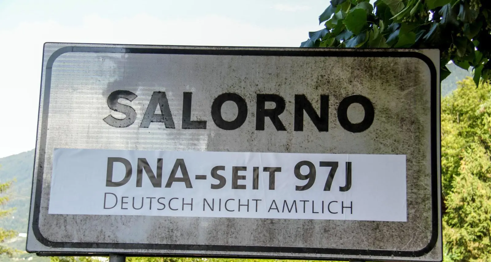 Alto Adige, gli Schützen coprono 600 cartelli tedeschi
