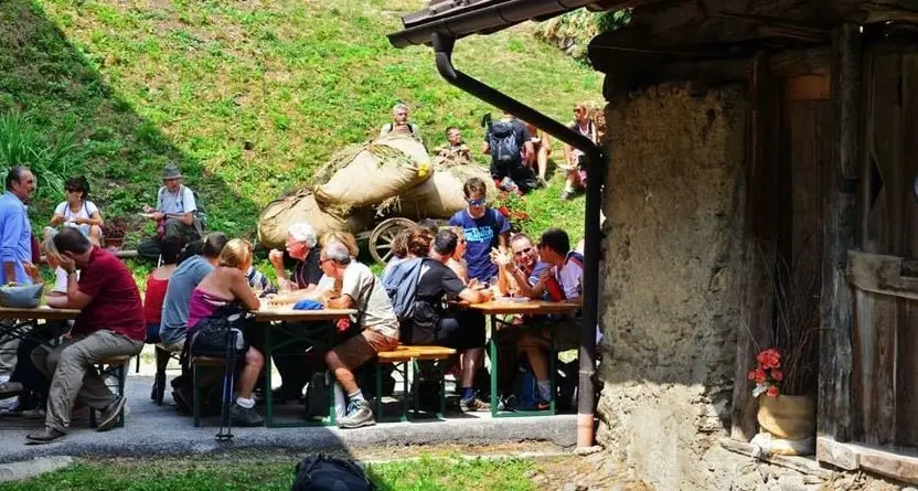 Mangiata tra Ortisé e Menas a piedi o in bus navetta