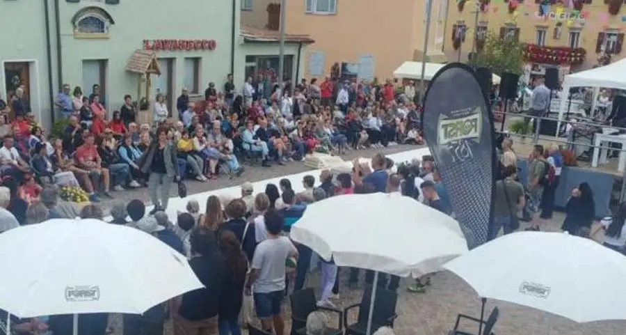 La moda sfila a Ferragosto e la piazza straripa di gente