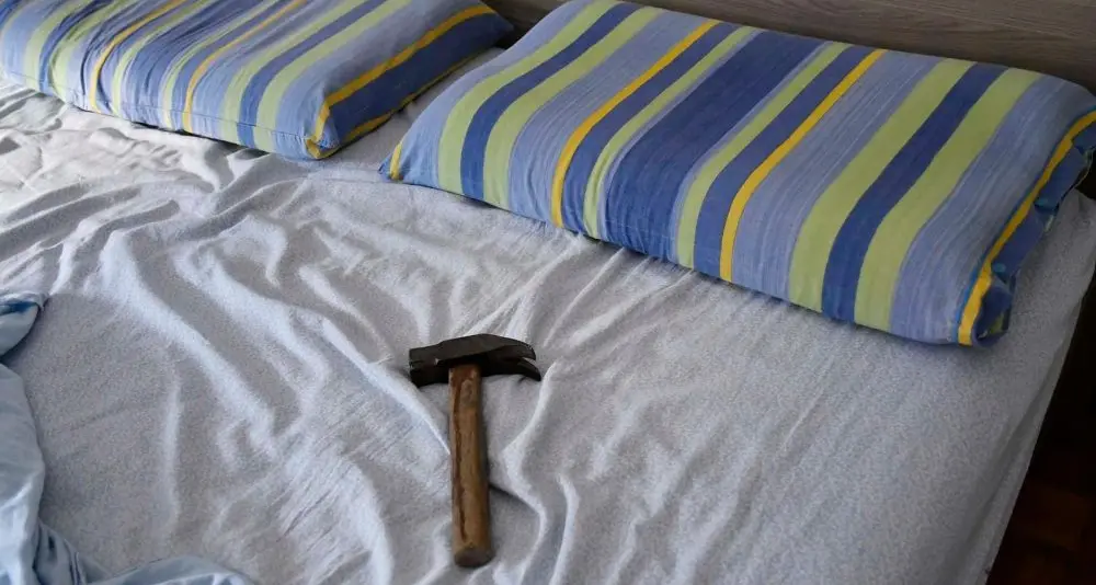 Rovereto, prende a martellate nel sonno marito e figlia