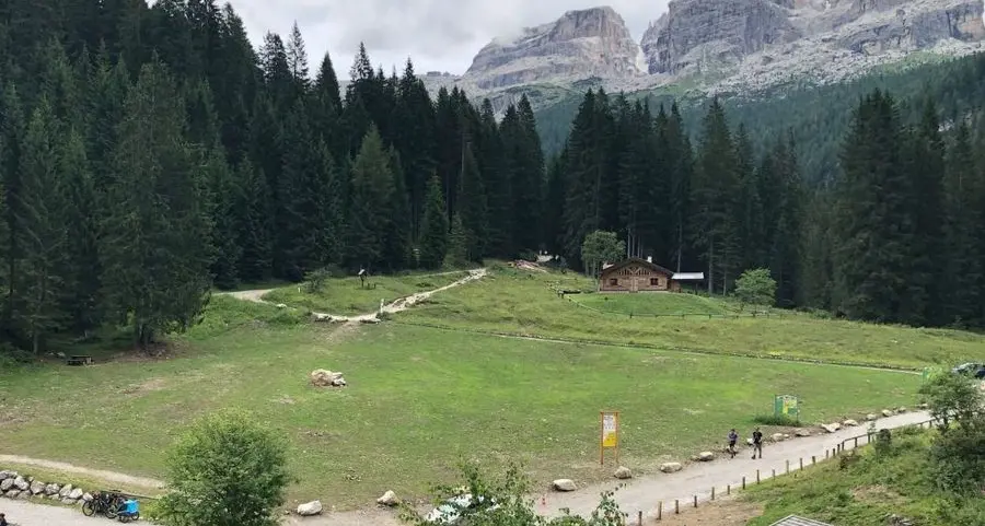 Vallesinella,il parcheggio lascia il posto al pascolo