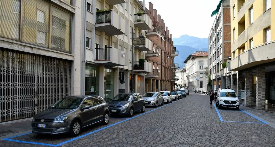 In Follone e via Tartarotti la rivoluzione della sosta