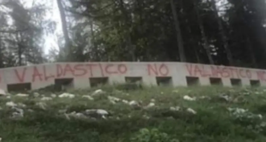 Deturpato il “Trincerone” con slogan e insulti a Fugatti