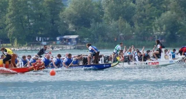 Dragon boat in gara al lago di Caldonazzo