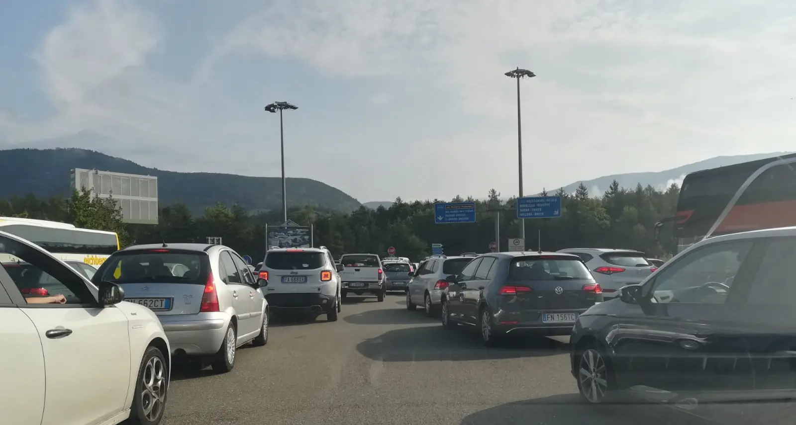 Jova Beach Party, assalto dei fans: auto in coda al casello di Bressanone. Bollino nero in A22