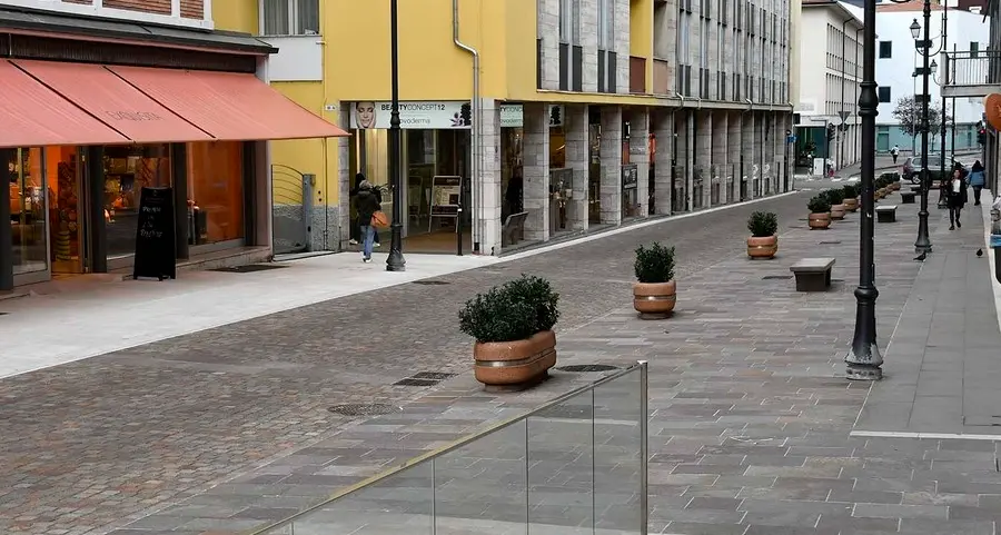 Dopo un anno, le fioriere sono ancora lì