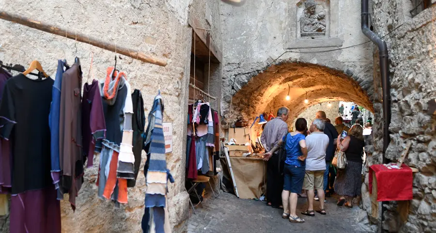 A “Rustico Medioevo” turisti avari nelle spese