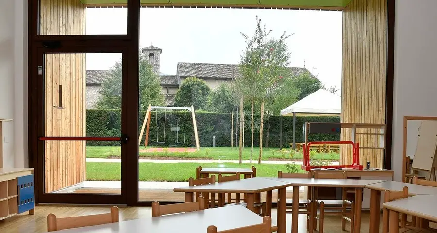 Nell’asilo superecologico spazi per l’arrampicata e il teatrino