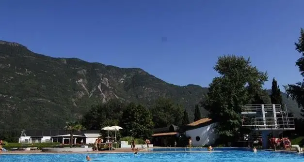 Lana, bimbo di quattro anni rischia di affogare nella piscina del lido