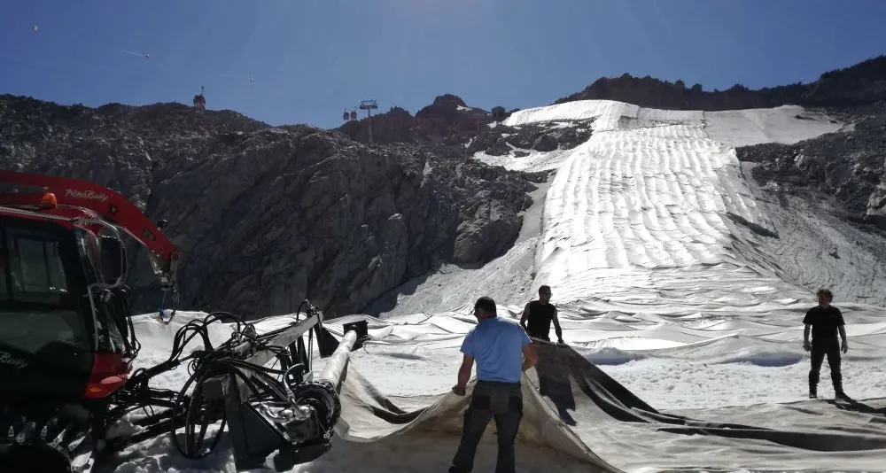 Presena, il ghiacciaio toglie la coperta termica. In attesa della neve