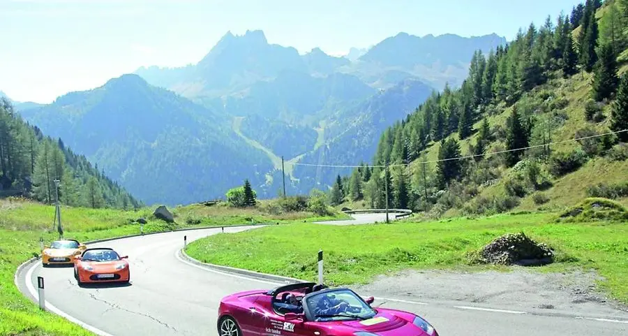 Passi dolomitici invasi dalle auto a trazione “eco”
