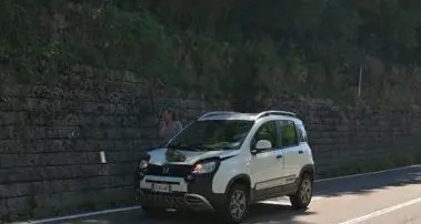 Masso al “Riposo” piomba sul cofano di una Panda