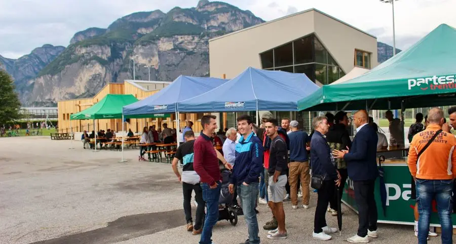 La gioia dei ragazzi apre il nuovo centro sportivo