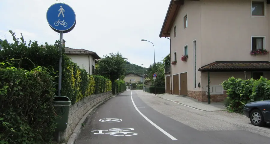 «Mancano i marciapiedi: via dei Prati è pericolosa»