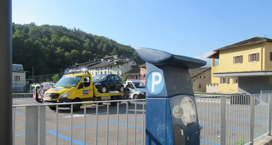Si “scordano” dei divieti: subito rimosse le loro auto