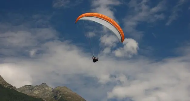 Alba di Canazei, cade col parapendio e finisce nel bosco: trasportato al pronto soccorso
