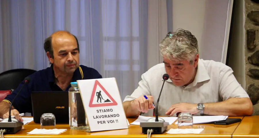 Ironia e tensioni in consiglio col cartello della Civica